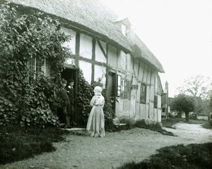 Personen bij een cottage deur door Frederick (attr. to) Barnard