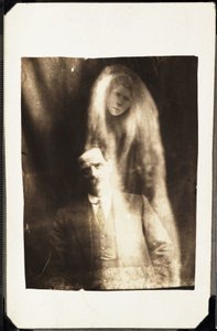 Paranormaal fenomeen: portret van een man en de geest van zijn vrouw die achter hem verschijnt, circa 1920 door Frederick (attr. to) Barnard