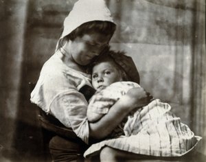 Portret van een moeder en haar dochter, ca. 1900-1905 door Frederick (attr. to) Barnard
