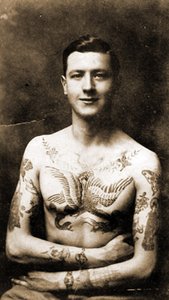 Portret van een man met uitgebreide tatoeages ca. 1920
