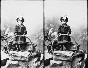 Portret van meisje in matrozenpak, stereoscopische foto