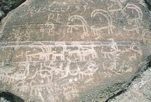 Rotstekeningen in Hunza-vallei, nabij archeologisch gebied Karimabad, Pakistan door Isabel Redie