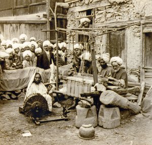 Spinnen en weven van wollen sjaals, Srinagar, Kasjmir, India ca. 1901 door Frederick (attr. to) Barnard