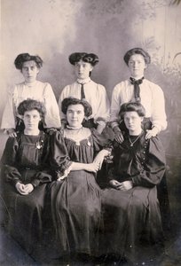 Het huishoudelijk personeel van een landgoed, c.1898 door . .