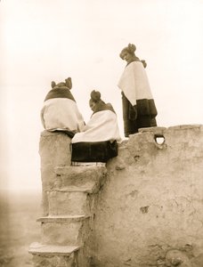 Drie Hopi-vrouwen bovenaan adobe-trappen, New Mexico 1906 (foto) door Hippolyte Lalaise Devéria