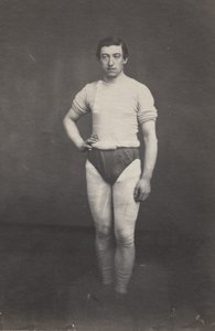 Jonge Man in Atletische Outfit