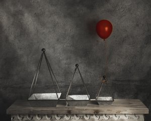 Geometrische plantenbakken met rode ballon