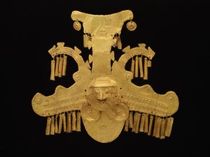 Hoofdtooi ornament met hoofden geflankeerd door gekamde krokodillen, Yotoco periode