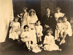 Groepsfoto van Lady Dorothy Cavendish en Harold Macmillan op hun trouwdag door Unbekannt Unbekannt