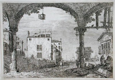 Uitzicht door een arcade naar kustgebouwen door Canaletto
