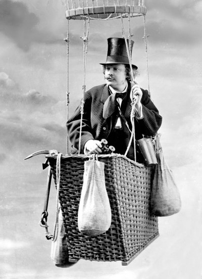 Franse fotograaf Gaspard Felix Tournachon alias Felix Nadar (1820-1910) hier een zelfportret in studio in een gondel van een heteluchtballon door (1820 1910) Nadar