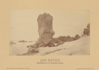 Jan Mayen, basaltzuilen bij Hoopsticks Bay door (Linienschiffs Lieutenant) Richard Basso