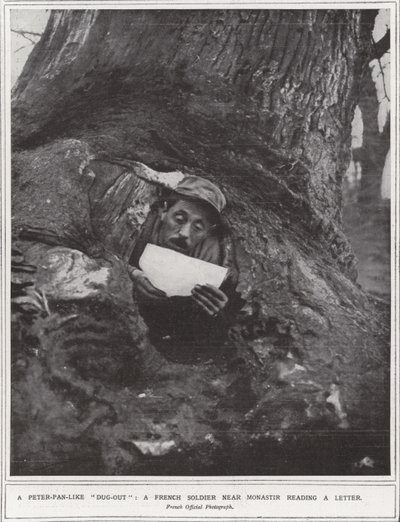 Een Peter-Pan-achtige "uitgeholde", een Franse soldaat bij Monastir die een brief leest door (after) English photographer