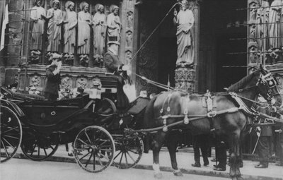 Alphonse XIII in de Notre-Dame door (after) French Photographer