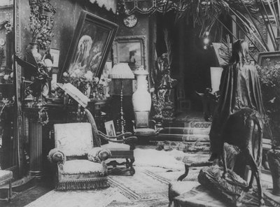 In het huis van Sarah Bernhardt door (after) French Photographer
