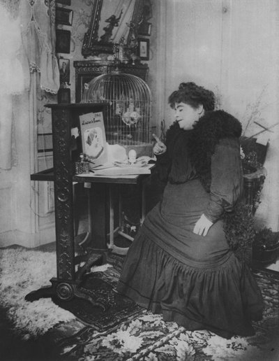 Jeanne Bloch en haar Papegaai door (after) French Photographer