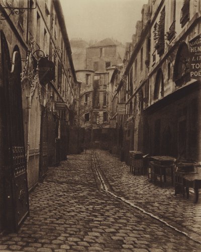 La cour du Dragon, onderaan de rue de Rennes door (after) French Photographer