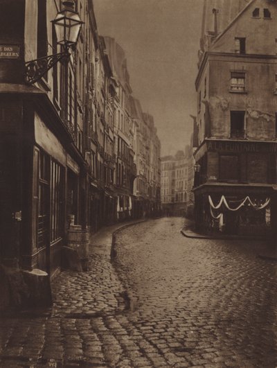 De rue Saint-Honore, genomen vanaf het kruispunt van de rue de la Lingerie en de rue des Dechargeurs (zwart-wit foto) door (after) French Photographer