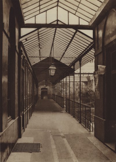 De oude passage van de Opera van de rue Le Peletier (zwart-wit foto) door (after) French Photographer