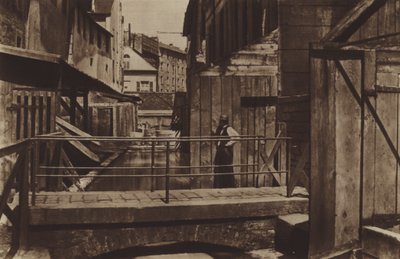 De oevers van de Bievre aan de voet van de straat des Gobelins door (after) French Photographer