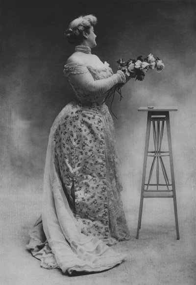 Madame Alibert, Korsetmaker door (after) French Photographer