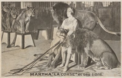 Martha "La Corse" en haar leeuwen (zwart-wit foto) door (after) French Photographer