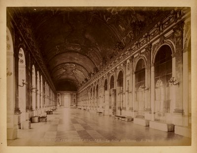 Parijs: Versailles, La Salle des Glaces door (after) French Photographer
