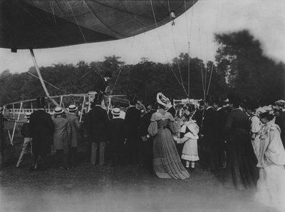 Santos Dumont en zijn luchtschip door (after) French Photographer