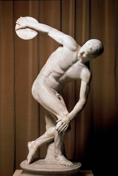 De discuswerper. Een Romeinse atleet die een discus probeert te werpen. Romeinse kopie van het originele bronzen beeld van Myron uit de 5e eeuw v.Chr. Rome, Museo Nazionale Romano door (after) Myron
