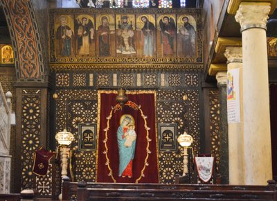 Interieur: De Hangende Kerk in Oud-Caïro, een historische Koptisch-orthodoxe kerk met iconen en een houten iconostase door Albert Mansour