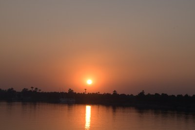 Gouden zonsondergang weerspiegeld in een rustige rivier door Albert Mansour