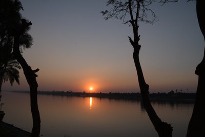 Gouden zonsondergang weerspiegeld in een rustige rivier door Albert Mansour