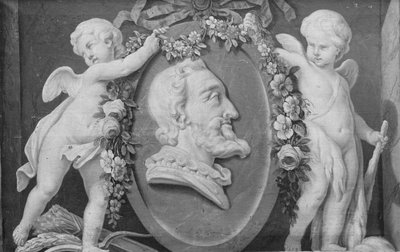 Buste van Henri IV in ovaal medaillon met blauwe achtergrond ondersteund door twee cupido