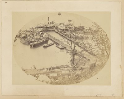 [Lower Wharf, Belle Plain, USMRR Construction Corps] [16 mei 1864]. door A.J. Russell