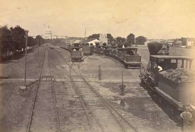 Nr. 189. Maryland Avenue Depot, Washington, D.C., met motoren uit Alexandria voor de veiligheid. door A.J. Russell