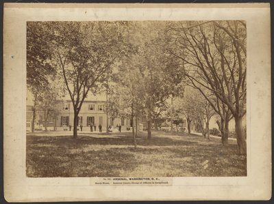 Nr. 242. Arsenaal, Washington, D.C., noordelijke voorkant. Binnenplaats. Groep officieren op de voorgrond. door A.J. Russell