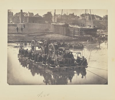 [Vlotten met dekenboten die veldartillerie en manschappen over de Potomac rivier vervoeren]. door A.J. Russell