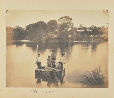 Klein vlot van dekenboten steekt de Potomac rivier over door A.J. Russell