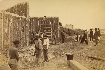 [Stockade gebouwd door Generaal Haupt ter bescherming van regeringseigendommen, Orange  Alexandria R.R., Alexandria, Virigina]. door A.J. Russell