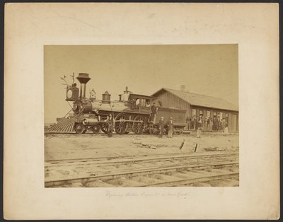 Wyoming Station Engine 23 op hoofdspoor [Wyoming]. door A.J. Russell