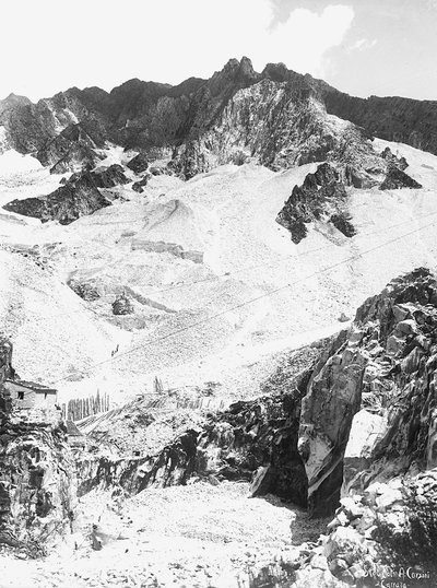 Een marmergroeve in de Apuaanse Alpen, in Toscane (zw/w foto) door A. Corsini