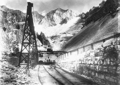 Een station van de tram voor het transport van marmer, in de Apuanische Alpen (zw/w foto) door A. Corsini