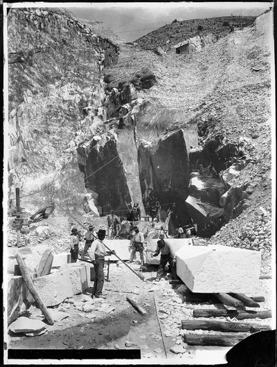 Alpi Apuane (Carrara). Steenhouwers en marmerblokken die worden gesneden (zw/w foto) door A. Corsini