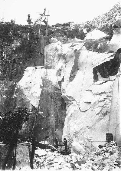 Graafmachines aan het werk in een marmergroeve in de Apuane Alpen, Toscane door A. Corsini