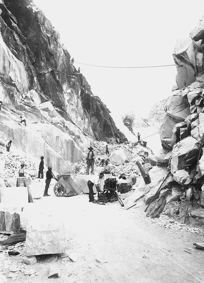 Graafmachines aan het werk in een marmergroeve in de Apuane Alpen, Toscane door A. Corsini
