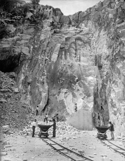 Gravers aan het werk in een marmergroeve in de Apuane Alpen, in Toscane (zwart-wit foto) door A. Corsini