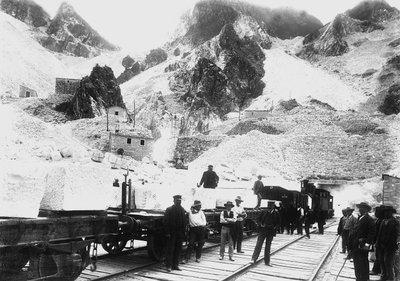 Graafmachines voor een spoorwegconvoy geladen met marmerblokken bij Ravaccione, in de Apuanische Alpen (zw/w foto) door A. Corsini