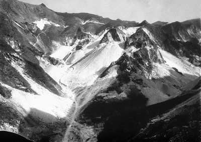 Marmergroeven in de Apuane Alpen, in Toscane door A. Corsini
