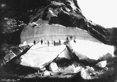 Enkele mannen op bezoek bij de "Fabbricotti in Gioja" groeven in de Apuane Alpen, in Toscane door A. Corsini