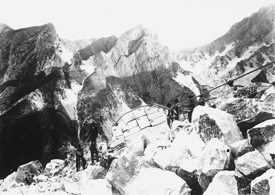 Enkele gravers in de Apuane Alpen nemen deel aan de 
